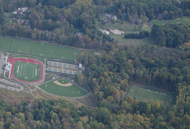 从空中拍摄的澳门金沙官网运动场，这是费城地区的一所顶级私立学校